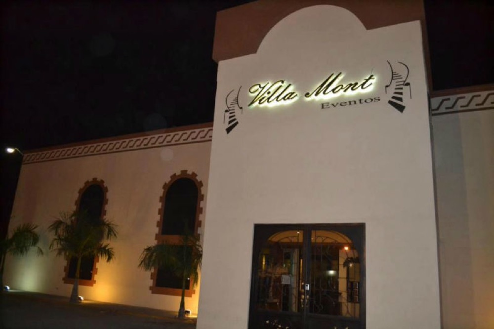 Fachada iluminada de VillaMont Eventos