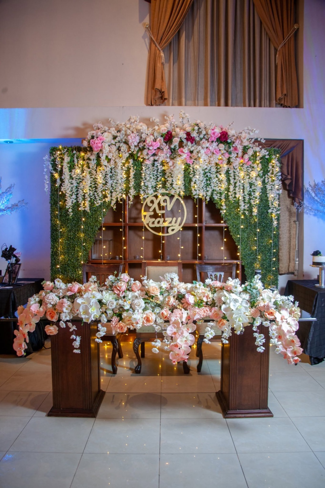 Mesa principal con flores y muro de follaje en VillaMont