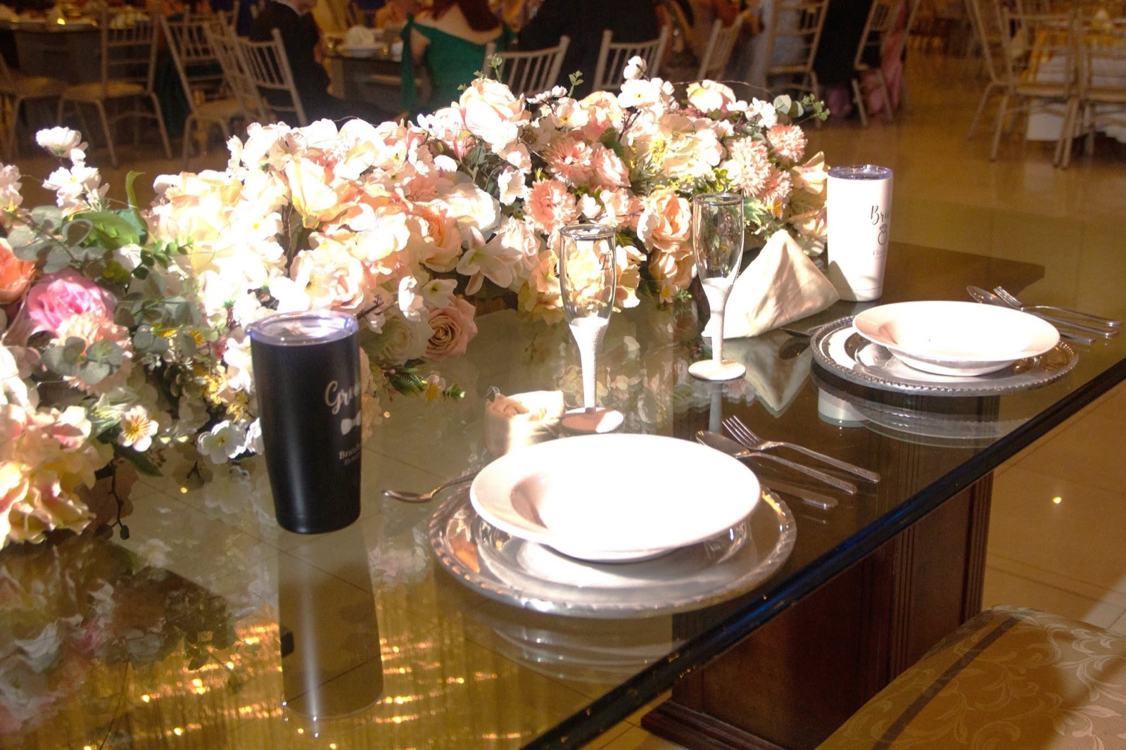 Mesa servida con vajilla, cristalería y centro floral en VillaMont