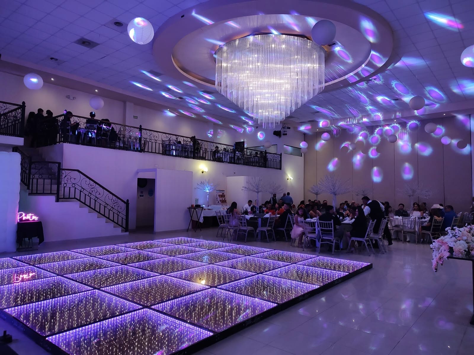 Pista LED bajo el candelabro principal del salón VillaMont