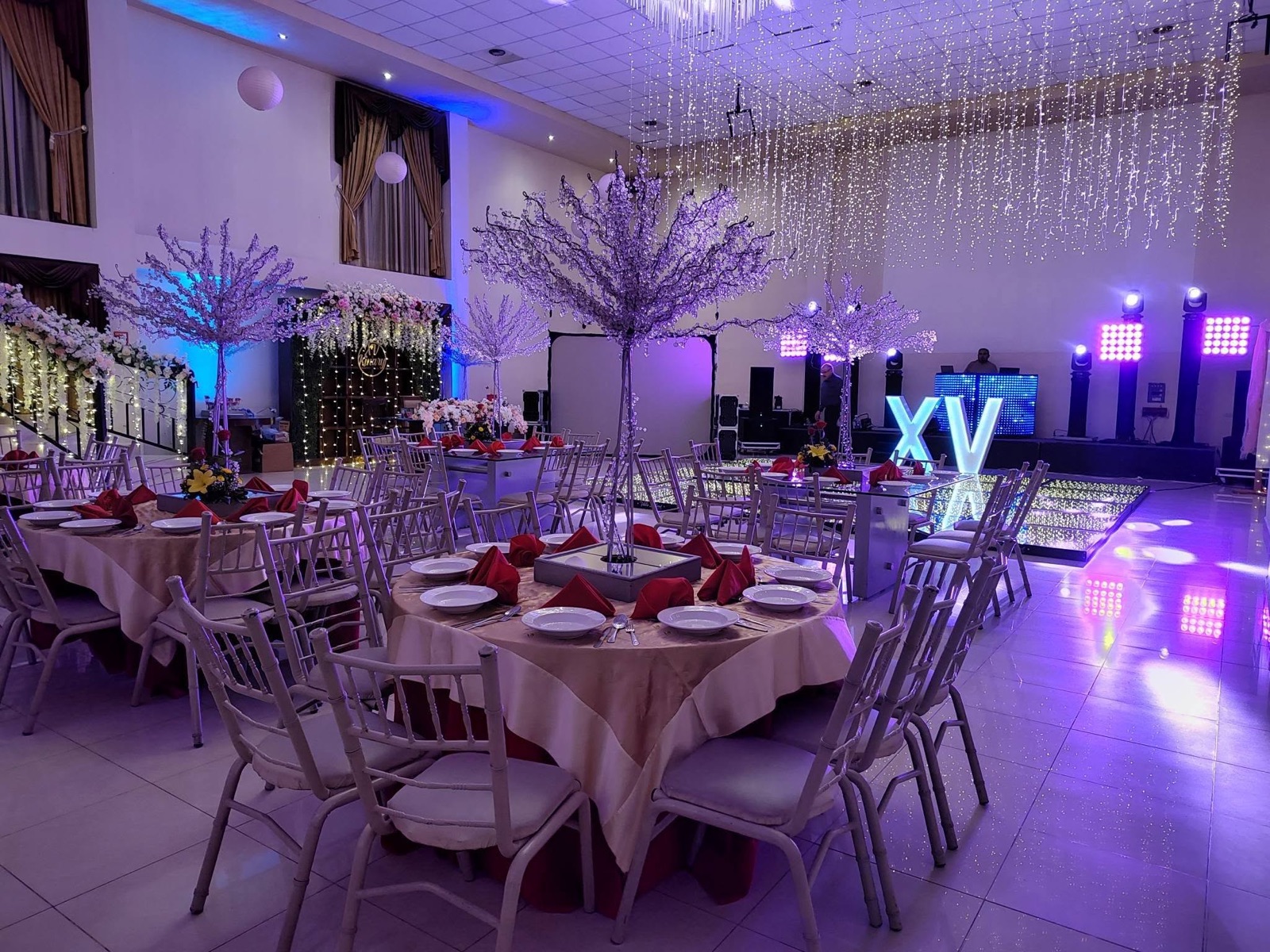 Salón VillaMont montado para XV años con mesas vestidas, candelabros y letras iluminadas
