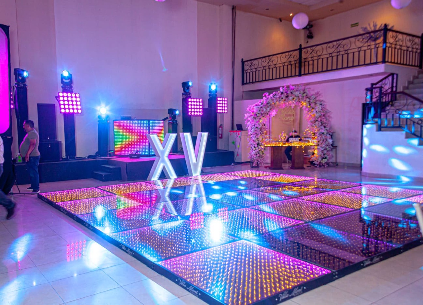Montaje de XV años con pista LED, letras iluminadas y cabina de DJ en VillaMont